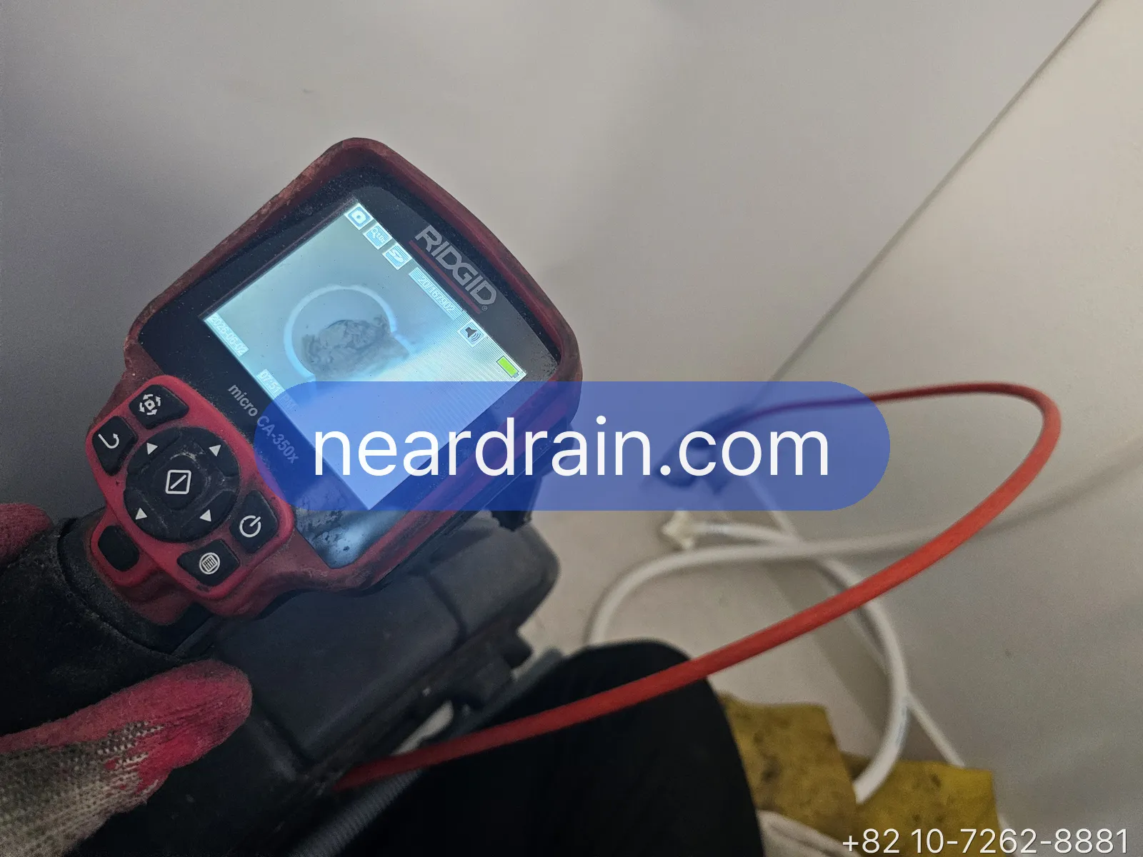 Handheld camera for narrow indoor lines