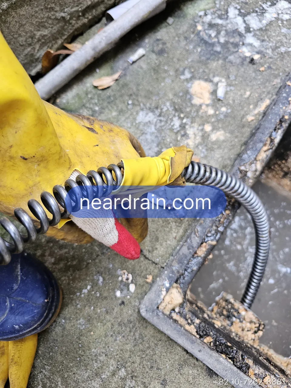 Feeding the drain cable by hand