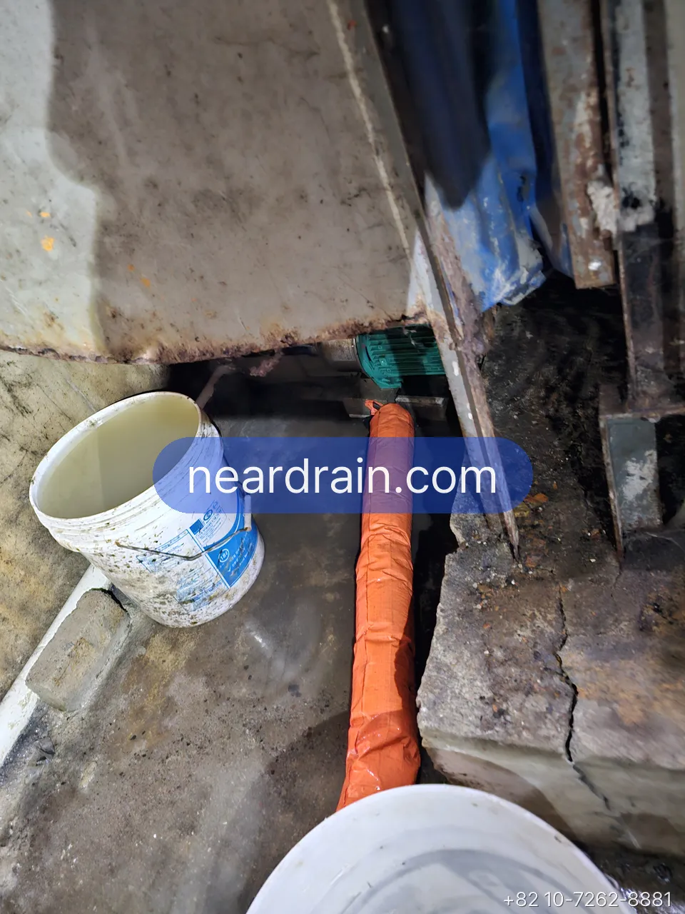 Jetting hose fed into the street manhole outside a restaurant