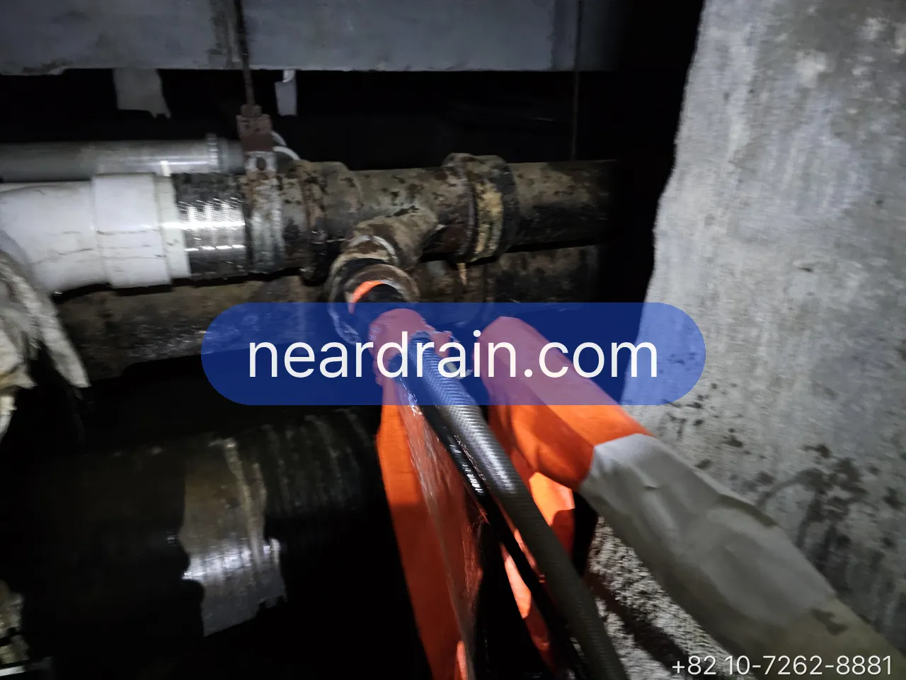 Jetting hose coupled to a pit drain line