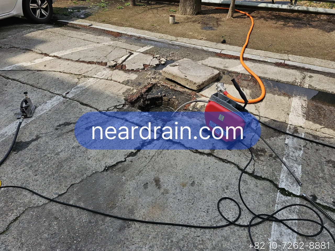 Jetting unit set up at a street manhole